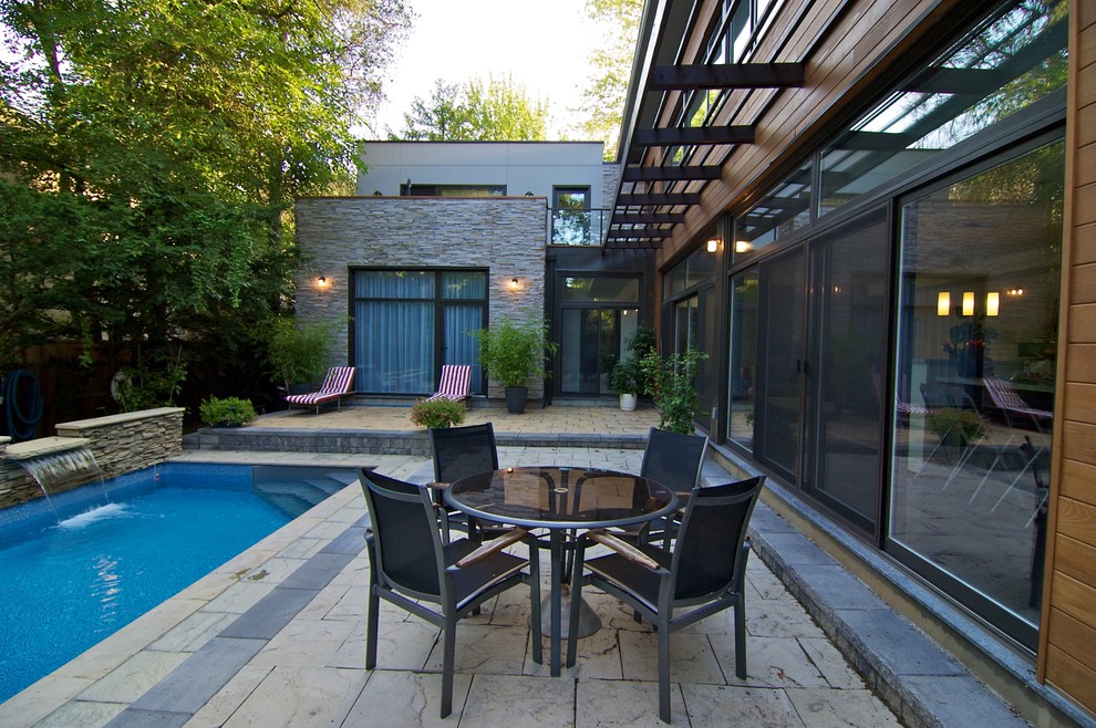 Inspiration for a modern patio in Toronto.