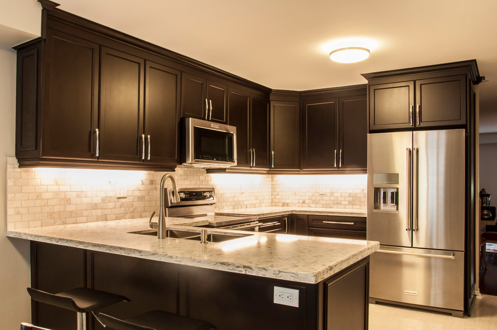 Kitchen - transitional kitchen idea in Toronto