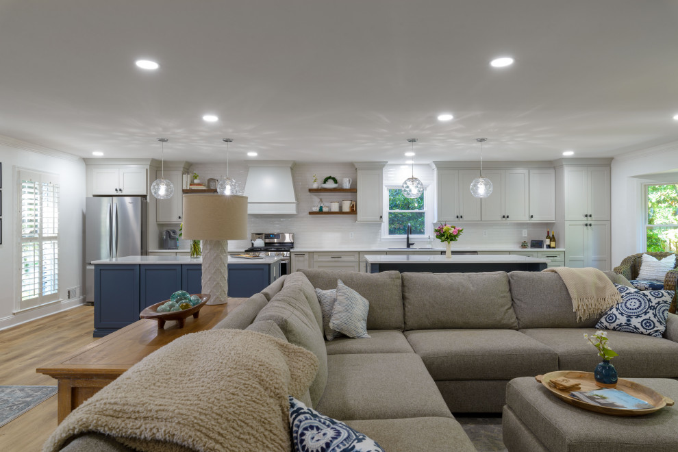 Example of a transitional home design design in Atlanta