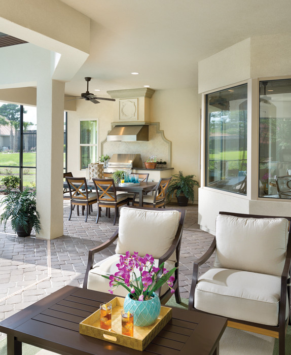 Design ideas for a traditional patio in Tampa.