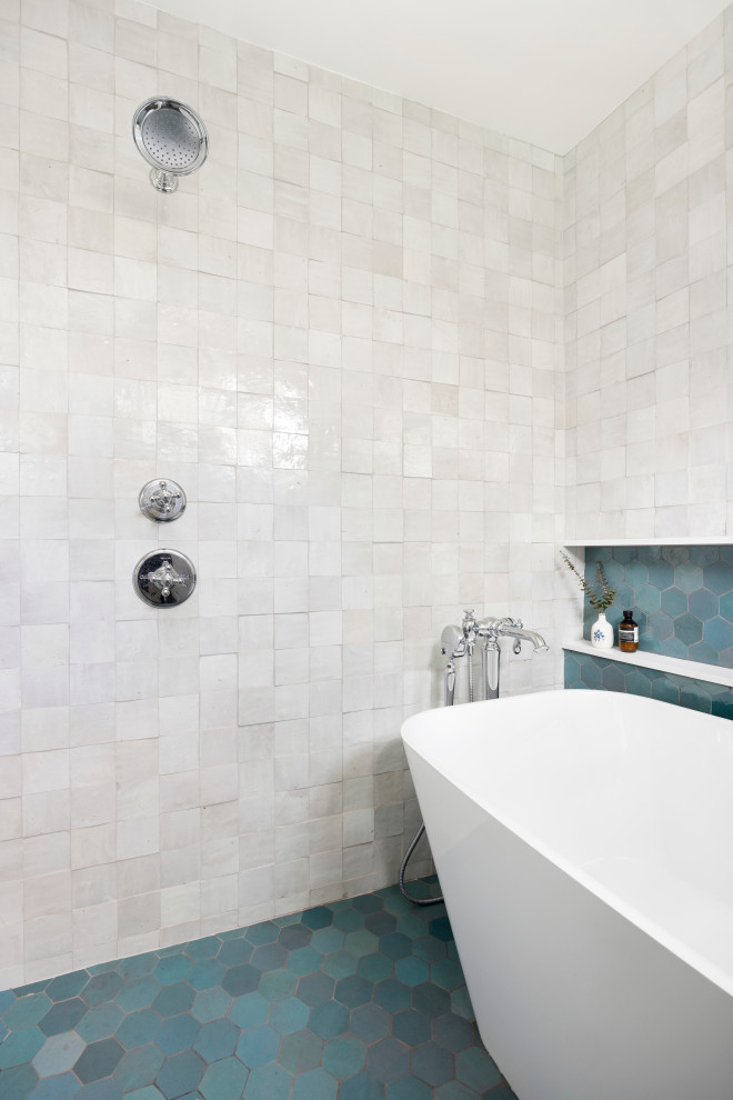 Свежая идея для дизайна: главная ванная комната среднего размера в стиле неоклассика (современная классика) с плоскими фасадами, искусственно-состаренными фасадами, отдельно стоящей ванной, душем над ванной, унитазом-моноблоком, разноцветной плиткой, керамической плиткой, белыми стенами, полом из керамической плитки, врезной раковиной, столешницей из искусственного кварца, синим полом, душем с распашными дверями, белой столешницей, нишей, тумбой под одну раковину и напольной тумбой - отличное фото интерьера