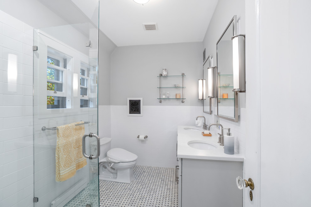 Пример оригинального дизайна: маленькая главная ванная комната в классическом стиле с фасадами в стиле шейкер, серыми фасадами, угловым душем, биде, белой плиткой, керамической плиткой, серыми стенами, мраморным полом, врезной раковиной, столешницей из искусственного кварца, разноцветным полом, душем с распашными дверями, белой столешницей, нишей, тумбой под две раковины и напольной тумбой для на участке и в саду