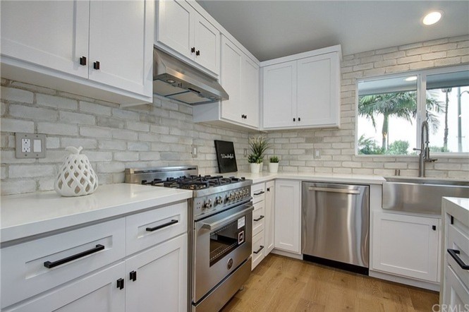 Transitional kitchen photo in Orange County