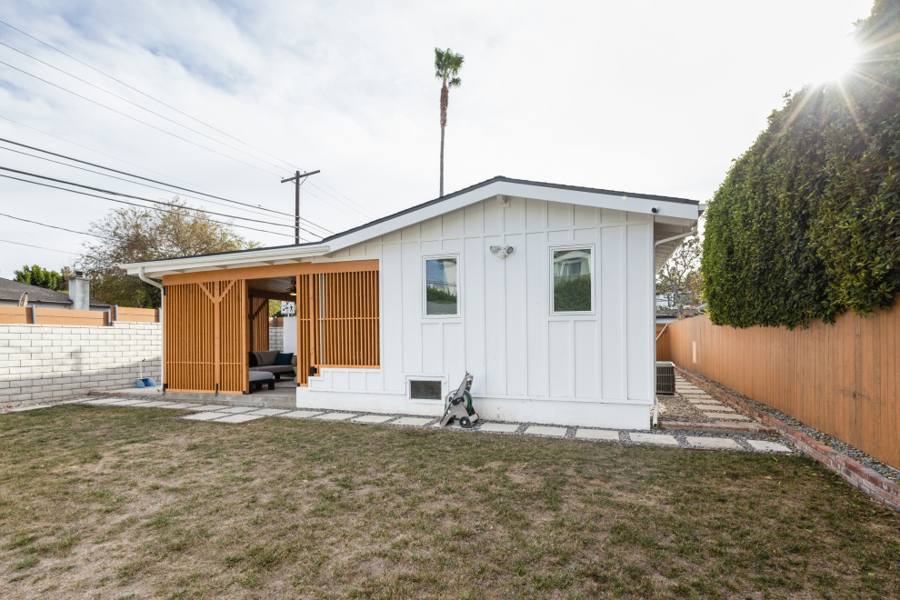 Home design - transitional home design idea in Los Angeles
