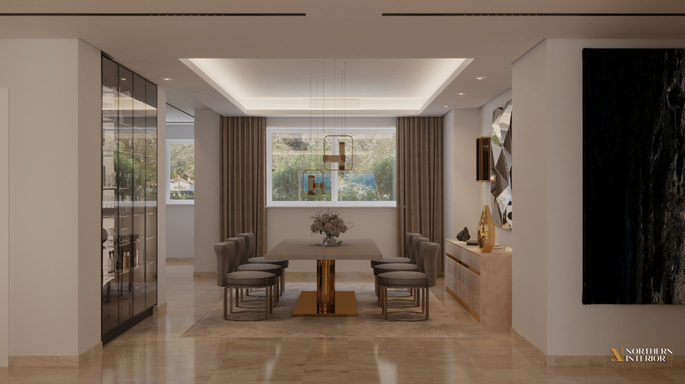 Modelo de comedor minimalista de tamaño medio abierto con paredes blancas, suelo de baldosas de porcelana, suelo beige y cortinas