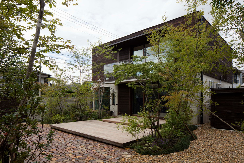 Inspiration for a modern front yard garden in Osaka with decking.