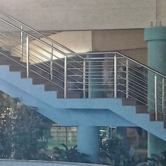 Перила из нержавейки в аквпарке.