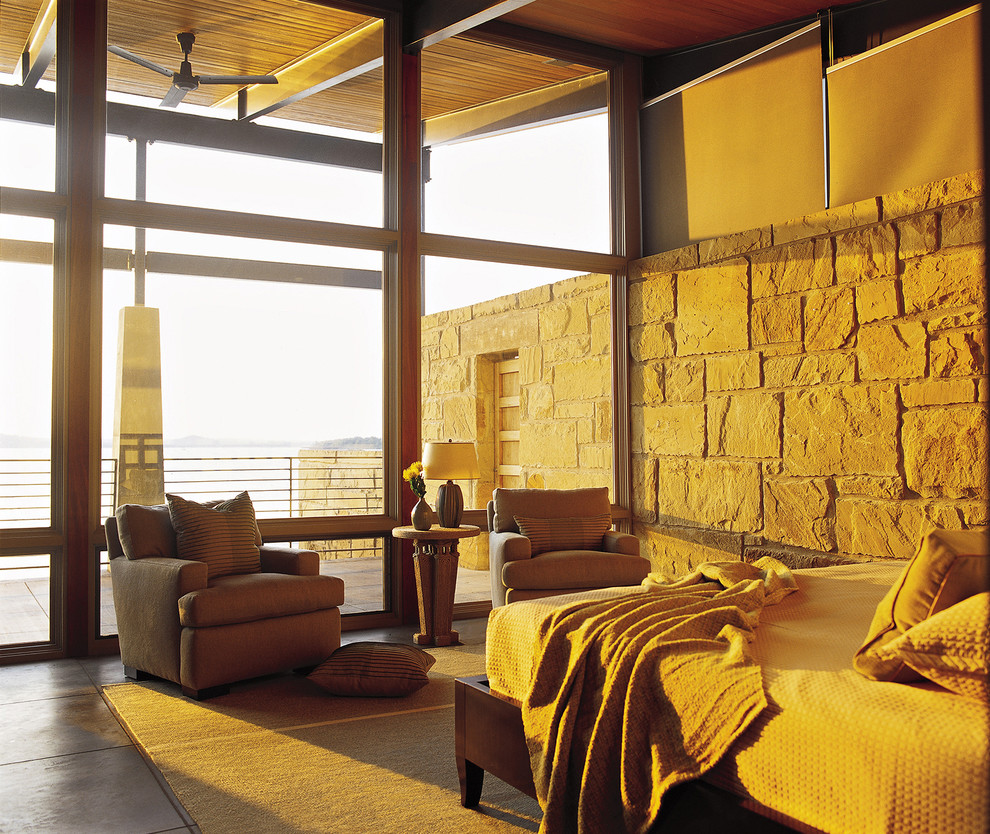 Großes Modernes Hauptschlafzimmer ohne Kamin mit bunten Wänden, Betonboden und grauem Boden in Austin
