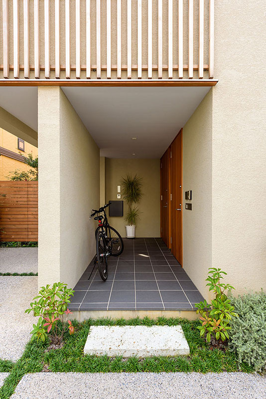 Esempio di un ingresso o corridoio con pavimento con piastrelle in ceramica, una porta singola e pavimento grigio