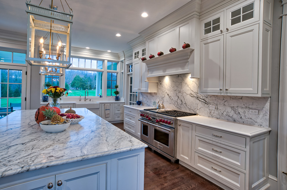 Exempel på ett stort klassiskt vit vitt kök, med en rustik diskho, luckor med profilerade fronter, vita skåp, bänkskiva i kvarts, vitt stänkskydd, rostfria vitvaror, mellanmörkt trägolv, en köksö och brunt golv