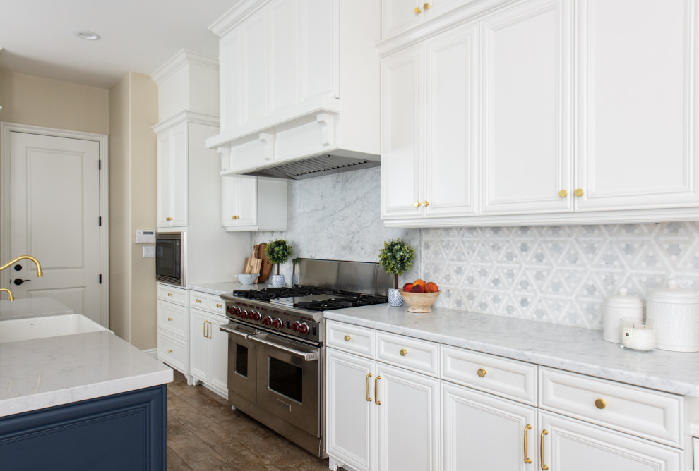 Immagine di una grande cucina chic con ante bianche, top in marmo, paraspruzzi grigio, paraspruzzi in marmo e top grigio