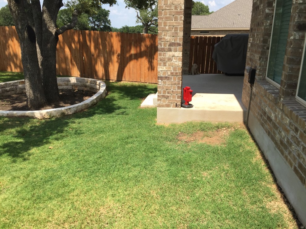 Example of a transitional home design design in Austin