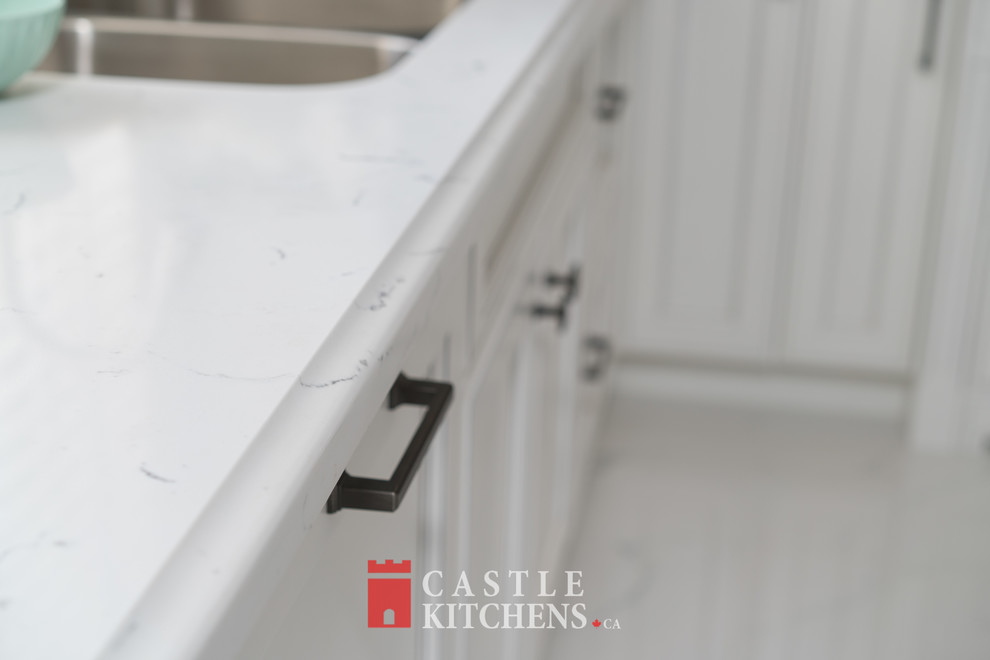 Transitional home design photo in Toronto