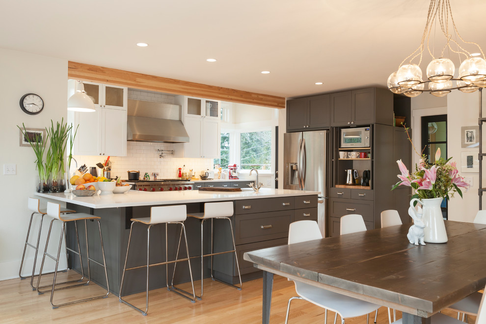 Transitional eat-in kitchen in Seattle.