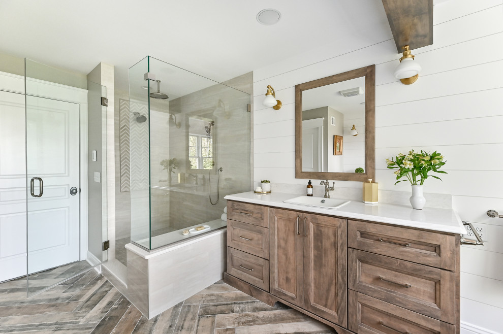 Exempel på ett mycket stort klassiskt vit vitt en-suite badrum, med skåp i shakerstil, bruna skåp, ett badkar med tassar, en kantlös dusch, beige kakel, keramikplattor, vita väggar, ett nedsänkt handfat, bänkskiva i kvartsit, brunt golv och dusch med gångjärnsdörr