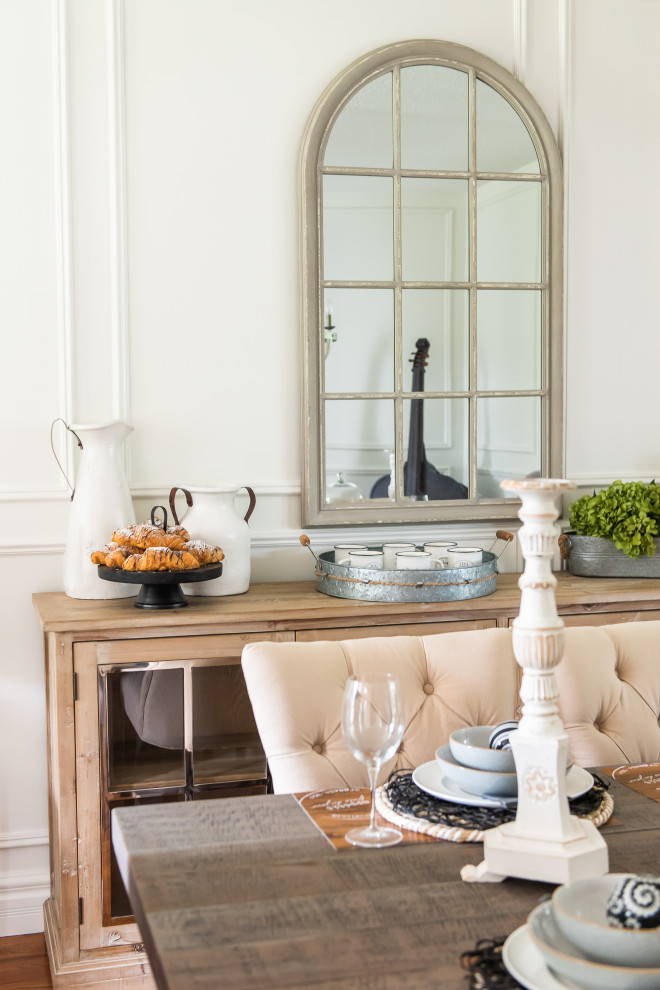 Example of a transitional home design design in Toronto