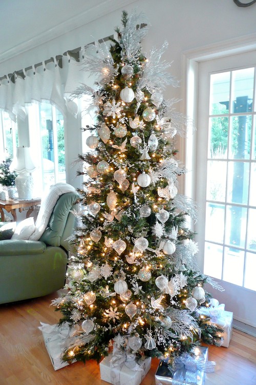 How to Decorate a Green and White Christmas Tree