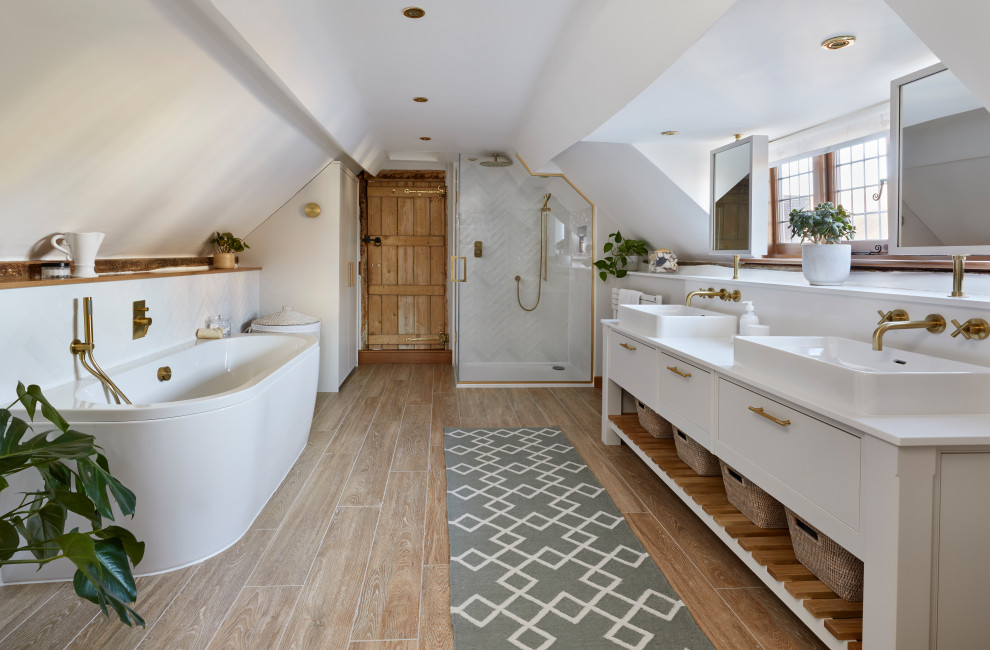 Exemple d'une salle de bain principale tendance de taille moyenne avec des portes de placard blanches, une baignoire posée, une douche à l'italienne, WC suspendus, un carrelage blanc, des carreaux de porcelaine, un mur blanc, un sol en carrelage de porcelaine, un lavabo posé, un plan de toilette en quartz, un sol beige, une cabine de douche à porte battante, un plan de toilette blanc, meuble double vasque et meuble-lavabo encastré.