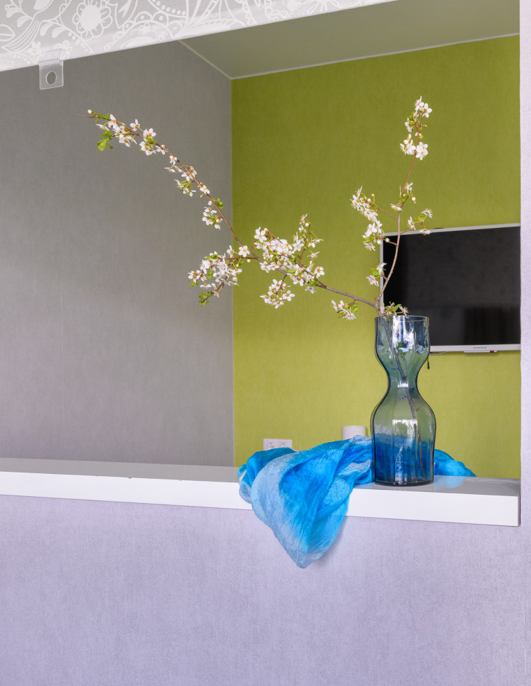 Окно между зоной спальник и ТВ-зоной