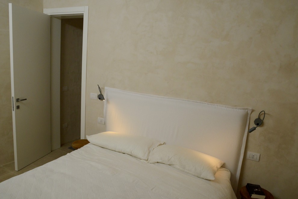 Mittelgroßes Mediterranes Hauptschlafzimmer mit beiger Wandfarbe und beigem Boden in Sonstige