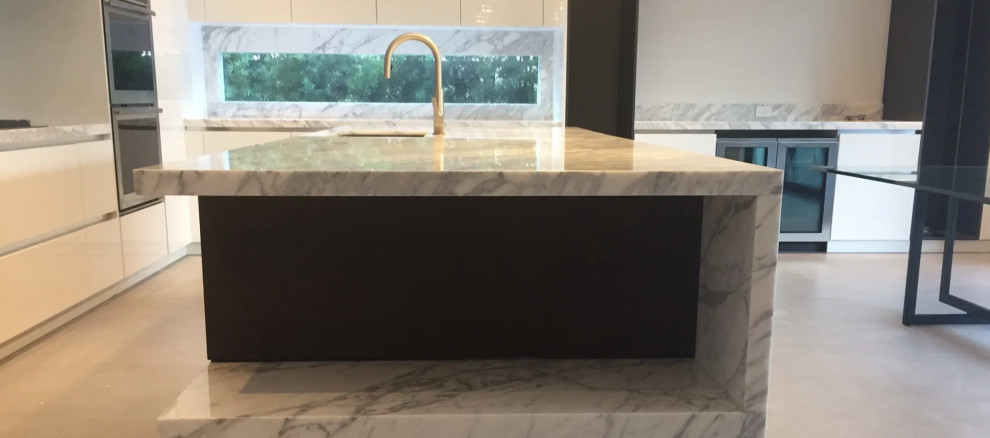Kitchen - kitchen idea in Miami