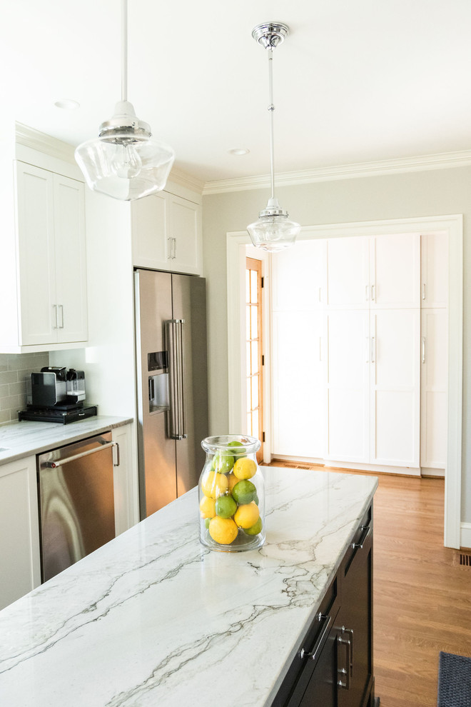 Eat-in kitchen - transitional eat-in kitchen idea with white cabinets, quartzite countertops, subway tile backsplash and an island