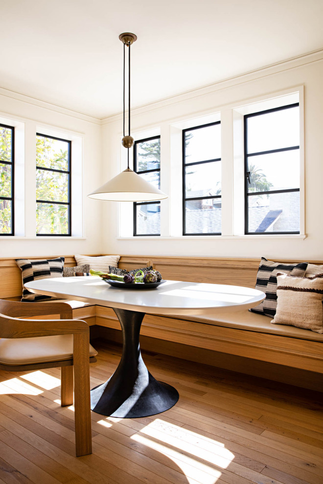 Imagen de comedor marinero con con oficina, paredes blancas y suelo de madera clara