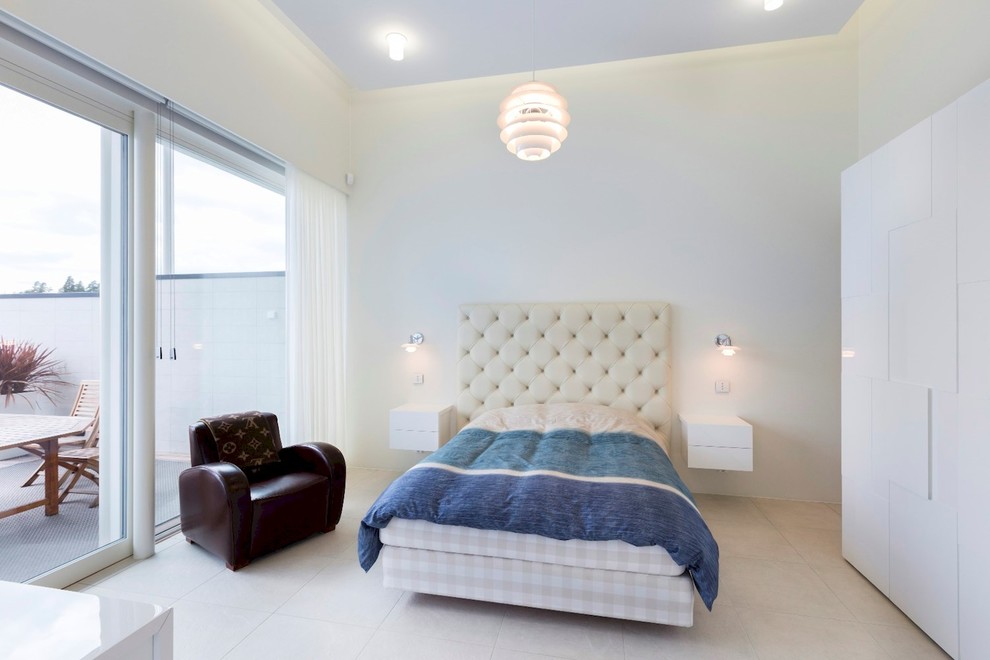 Immagine di una camera da letto minimalista con pareti bianche e pavimento bianco