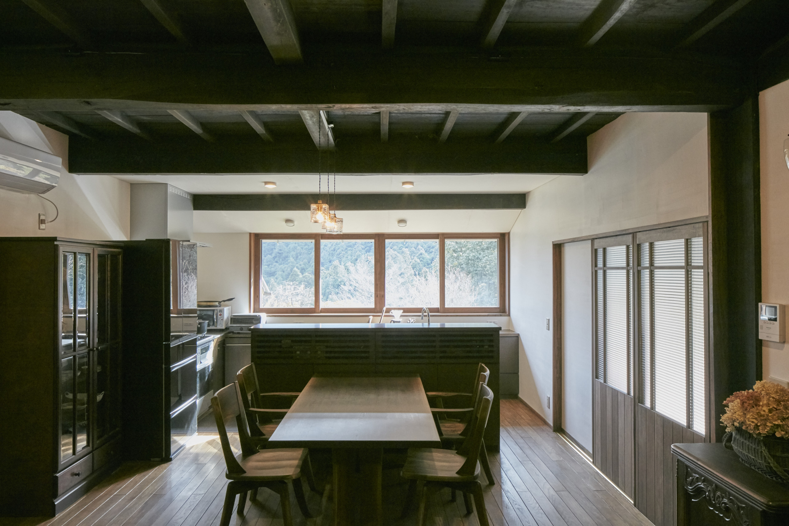 リビング 黒い天井 のインテリア実例画像 21年9月 Houzz ハウズ