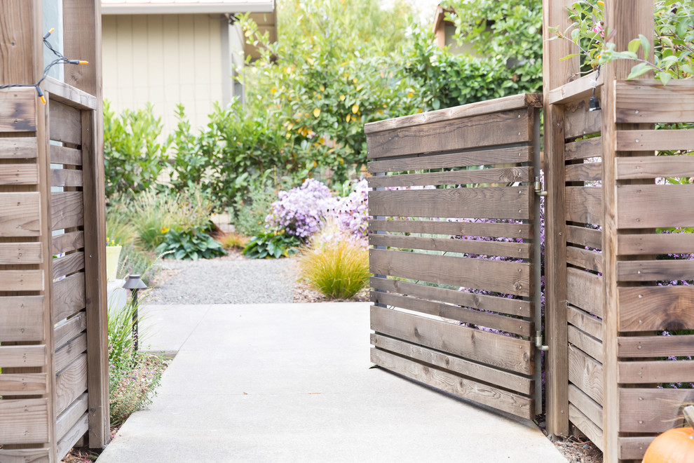 Photo of a mid-sized transitional drought-tolerant and full sun front yard concrete paver garden path.