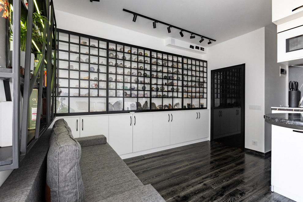 Kleines, Fernseherloses Modernes Wohnzimmer ohne Kamin mit Hausbar, weißer Wandfarbe, gebeiztem Holzboden, schwarzem Boden, Deckengestaltungen und Wandgestaltungen in Moskau
