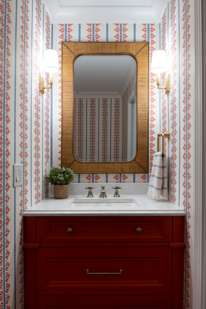 Réalisation d'un petit WC et toilettes tradition avec un placard à porte shaker, des portes de placard rouges, un mur multicolore, un lavabo encastré, un plan de toilette en quartz modifié, un plan de toilette blanc, meuble-lavabo encastré et du papier peint.