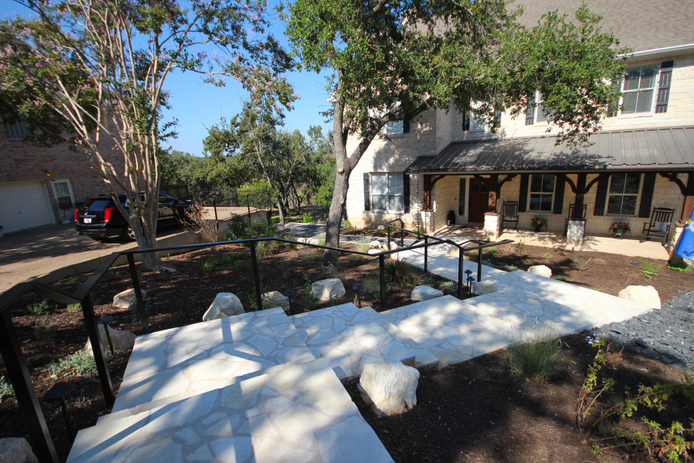 Geräumiger, Schattiger Moderner Vorgarten mit Gehweg, Natursteinplatten und Metallzaun in Austin