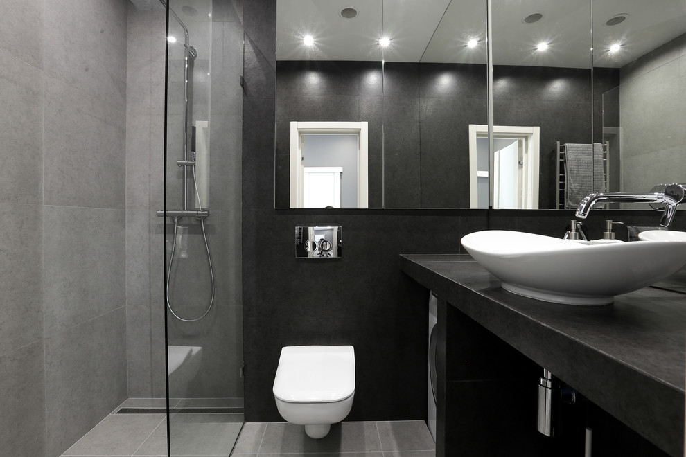 Design ideas for a contemporary bathroom in Novosibirsk with a curbless shower, a wall-mount toilet and a vessel sink.