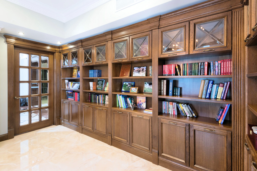 Мебель предметы интерьера в загородном доме.