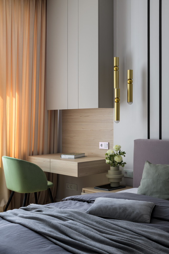 Свежая идея для дизайна: хозяйская спальня среднего размера в современном стиле с серыми стенами, пробковым полом и акцентной стеной - отличное фото интерьера