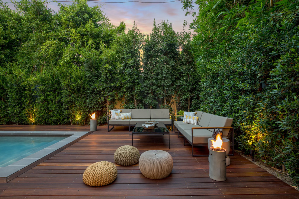 Design ideas for a mid-sized contemporary backyard deck in Los Angeles.