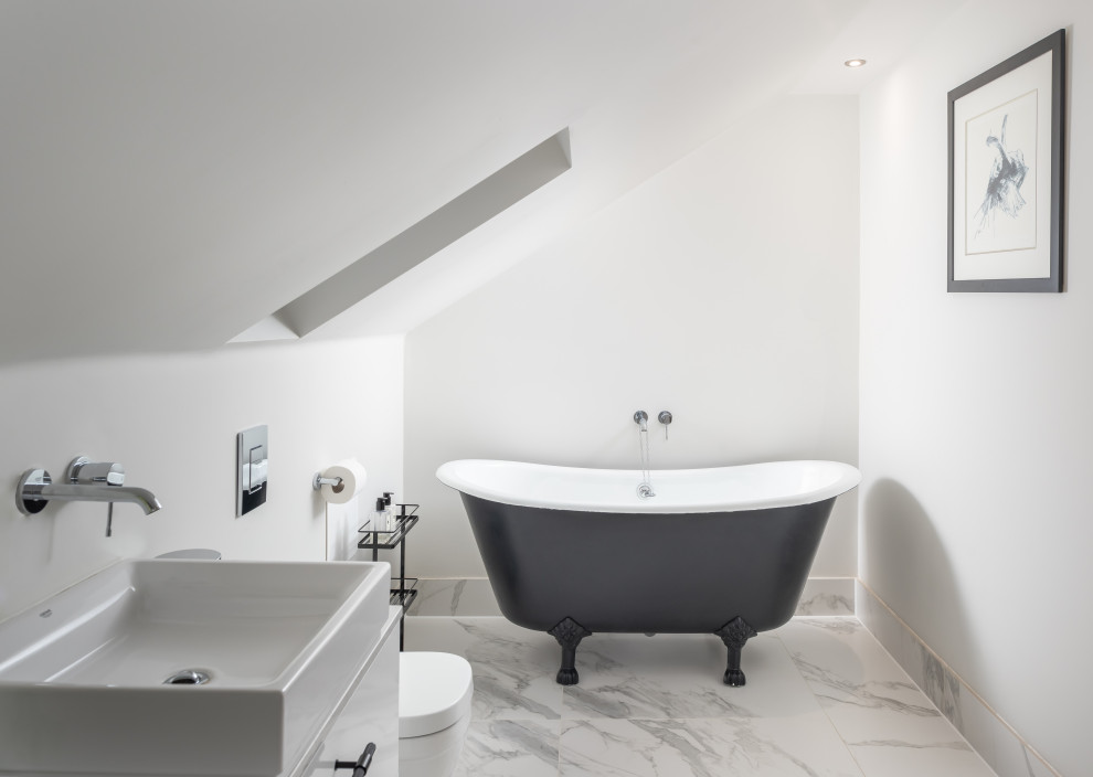 Foto de cuarto de baño único actual de tamaño medio con bañera con patas y suelo de mármol