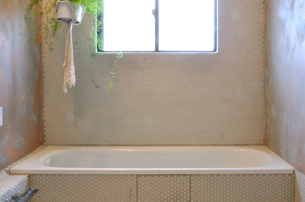 Источник вдохновения для домашнего уюта: главная ванная комната среднего размера в стиле рустика с белыми фасадами, тумбой под одну раковину и встроенной тумбой