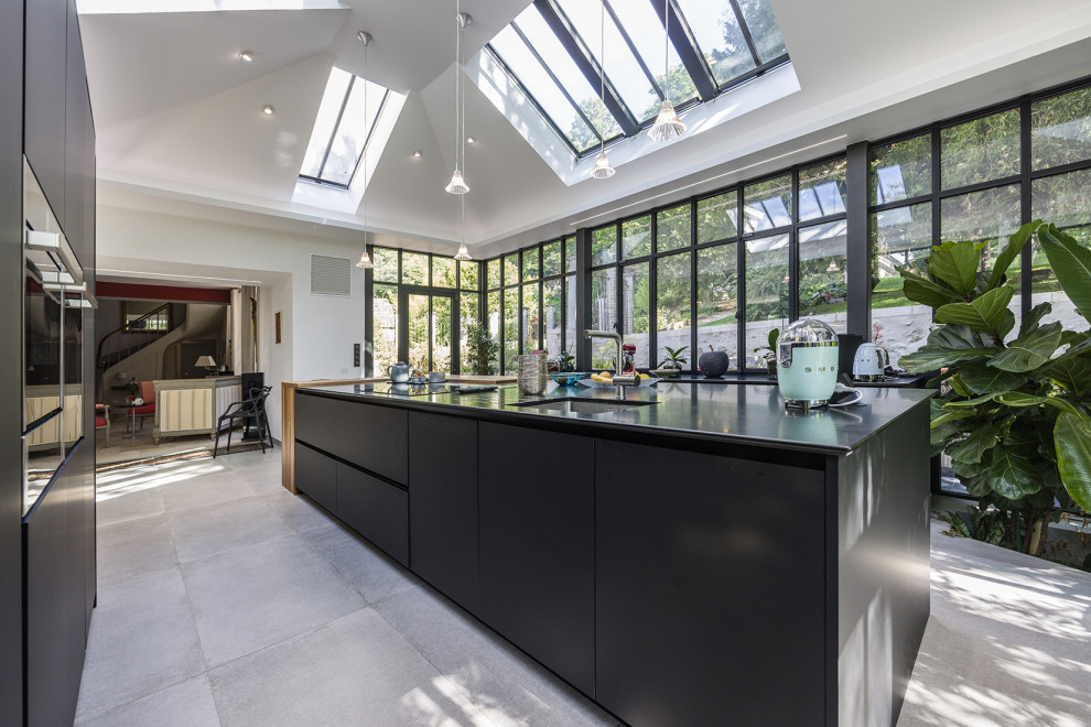 Aménagement d'une cuisine contemporaine avec un plan de travail en granite et plan de travail noir.