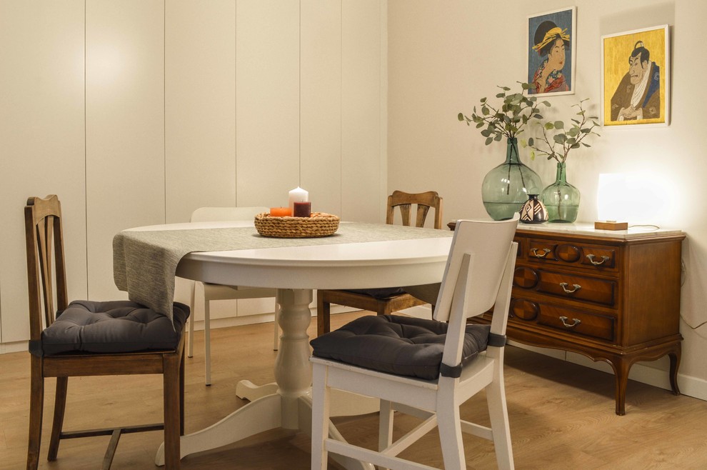 Imagen de comedor clásico renovado de tamaño medio abierto con paredes beige y suelo de madera clara