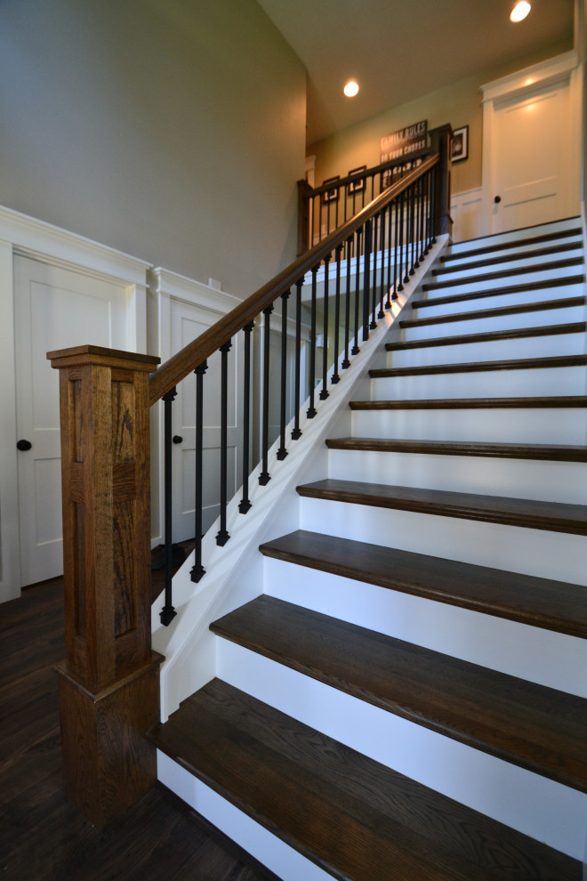 Aménagement d'un grand escalier peint droit craftsman avec des marches en bois et un garde-corps en bois.