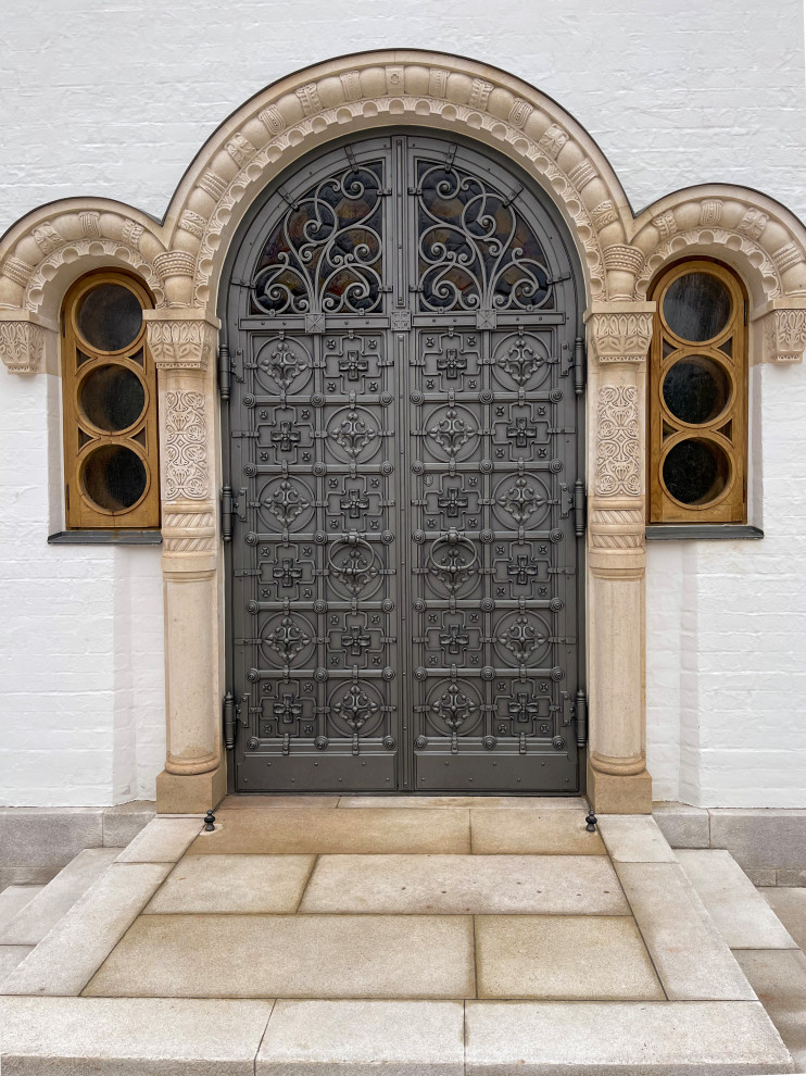 Кованые двери в Храм с витражными окнами.