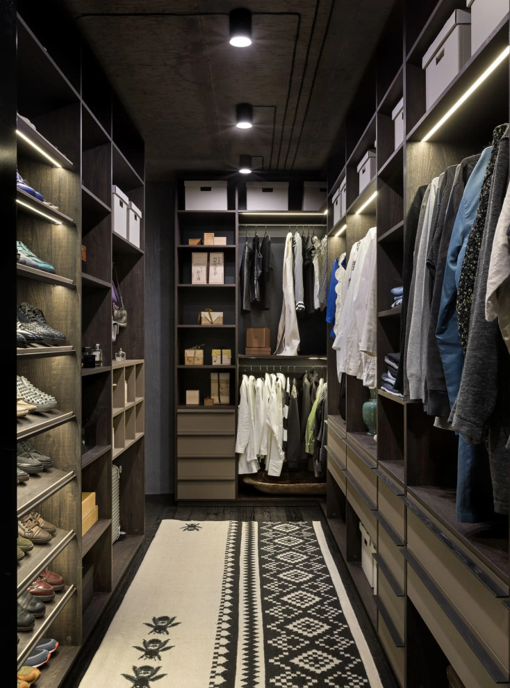Idéer för att renovera ett mellanstort orientaliskt walk-in-closet för män, med öppna hyllor, skåp i mörkt trä, mörkt trägolv och svart golv