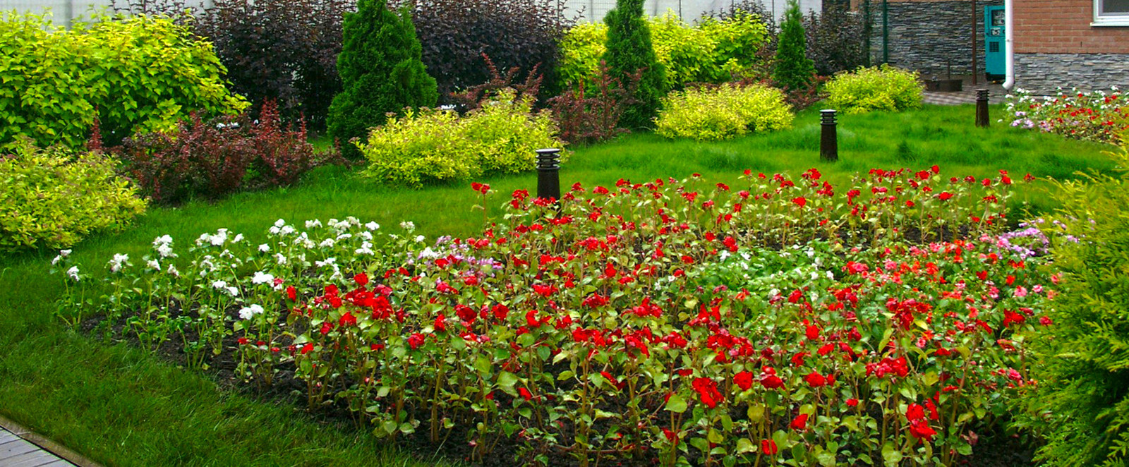 Ландшафтный дизайн в регулярном стиле - на участке партерный цветник.