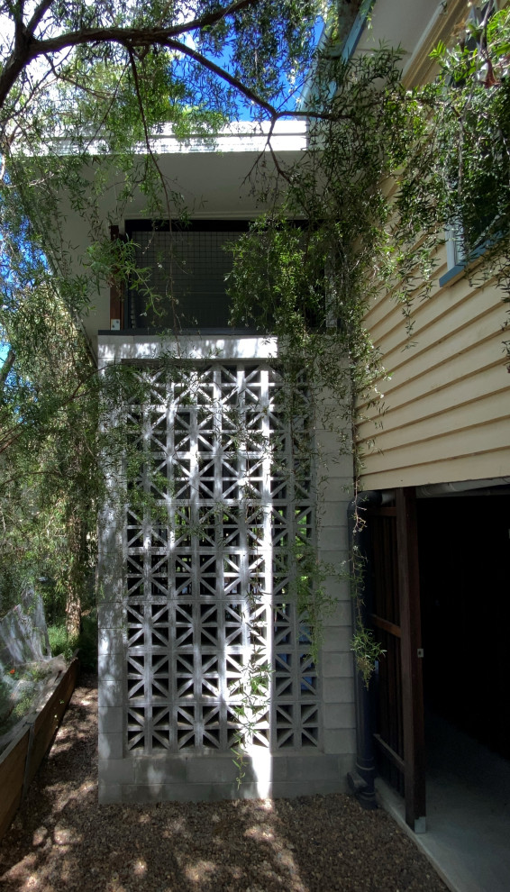 Foto di un giardino minimal esposto a mezz'ombra di medie dimensioni e nel cortile laterale con sassi e rocce, ghiaia e recinzione in legno