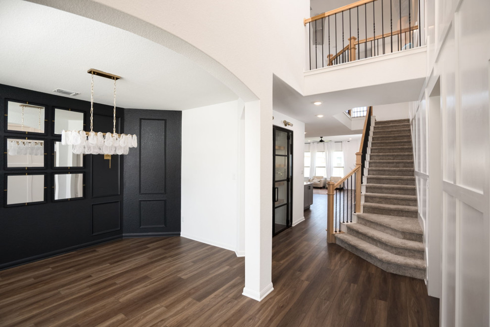 Example of a transitional entryway design in Austin