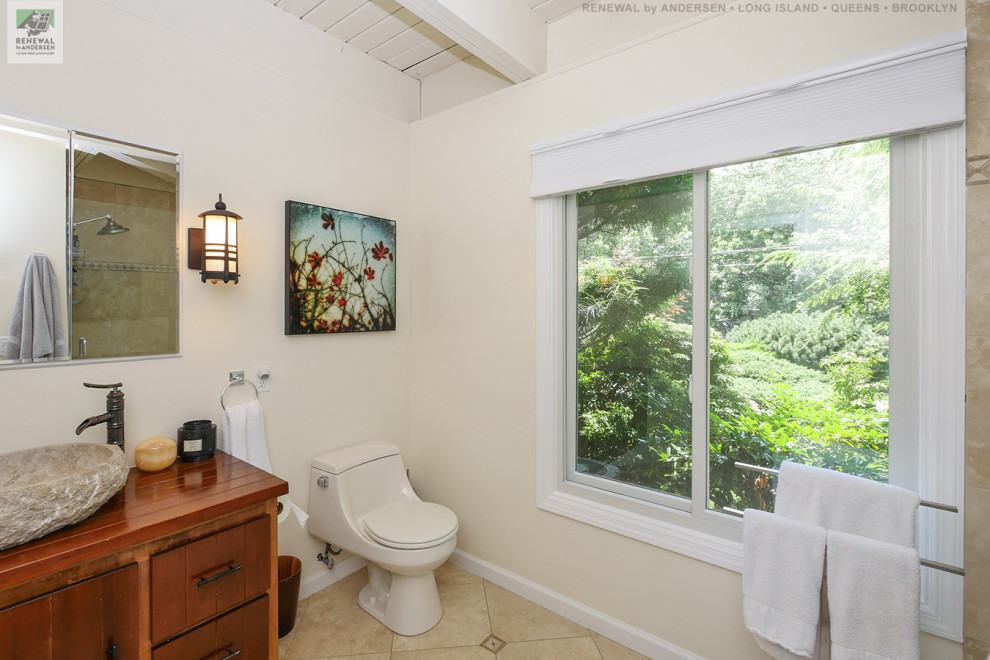 На фото: большая ванная комната с фасадами в стиле шейкер, коричневыми фасадами, двойным душем, унитазом-моноблоком, бежевой плиткой, керамической плиткой, бежевыми стенами, полом из керамической плитки, настольной раковиной, столешницей из дерева, бежевым полом, душем с распашными дверями, коричневой столешницей, тумбой под две раковины, встроенной тумбой и потолком из вагонки
