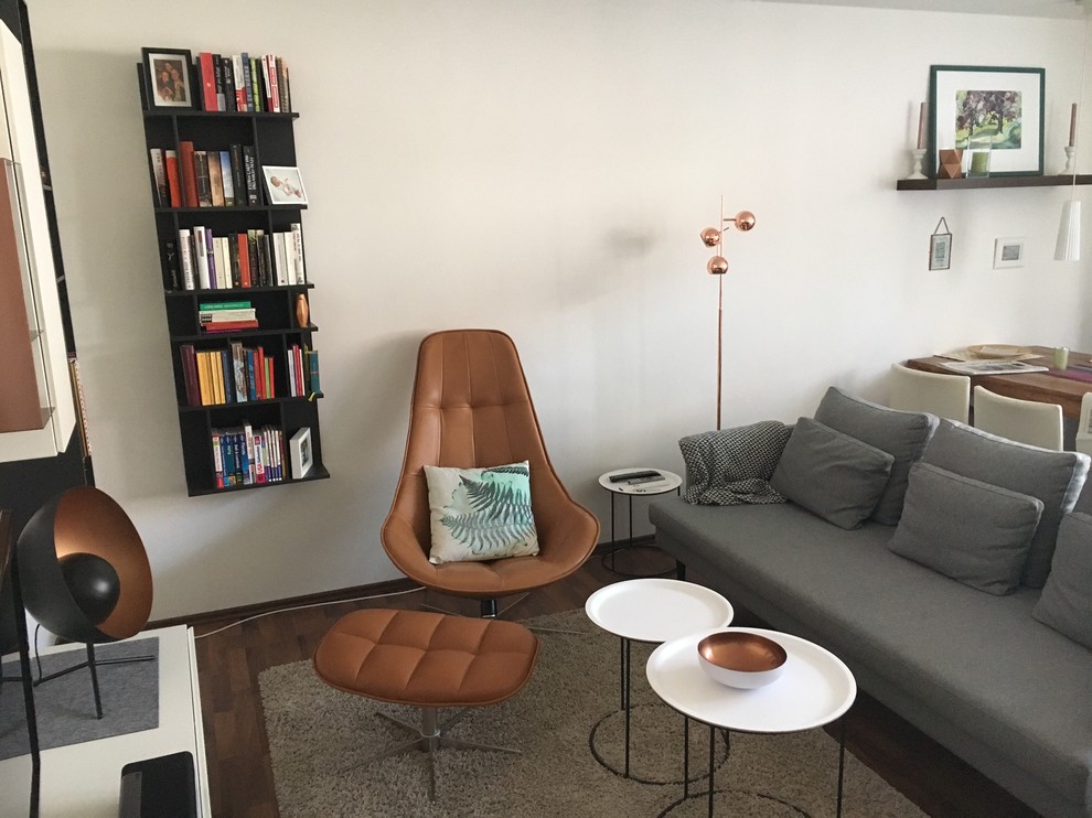 Wohnzimmer With weißer Wandfarbe, Schieferboden and freistehendem TV in Munich