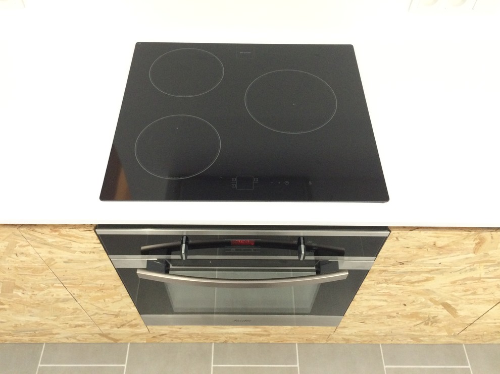 Idées déco pour cuisine ouverte in bois clair With un évier 1 bac, un placard à porte affleurante, un plan de travail en stratifié, une crédence blanche, sol en béton ciré and aucun îlot.